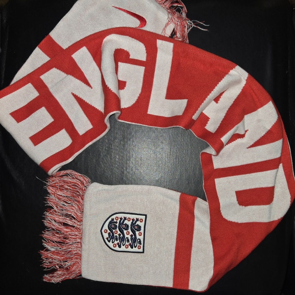 NIKE brand Red/White England National Soccer team scarf Lion Crest